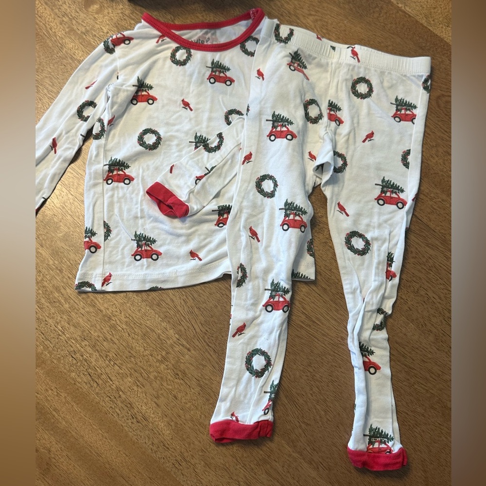 Kyte BABY Kids Christmas Wreath Pajama Set with Red and Green Holiday Design